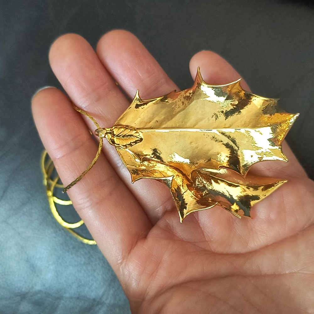 Real Holly Leaves Dipped in 24k Gold. Comes with chain necklace - Picture 10 of 11